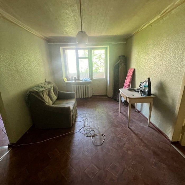 Продам 2-х комнатную квартиру на ул. Звейника 2/5 эт