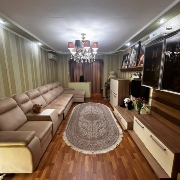 Продам 4х комнатную квартиру на кв. Мирный