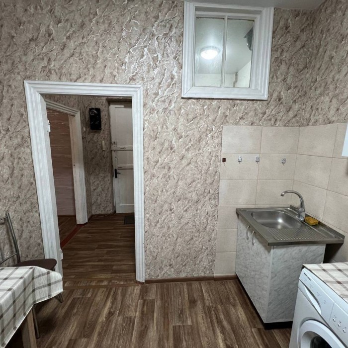 Фото Продам уютную 1-комнатную квартиру квартал Алексеева 2/4 этаж (район ресторана «Корона»)