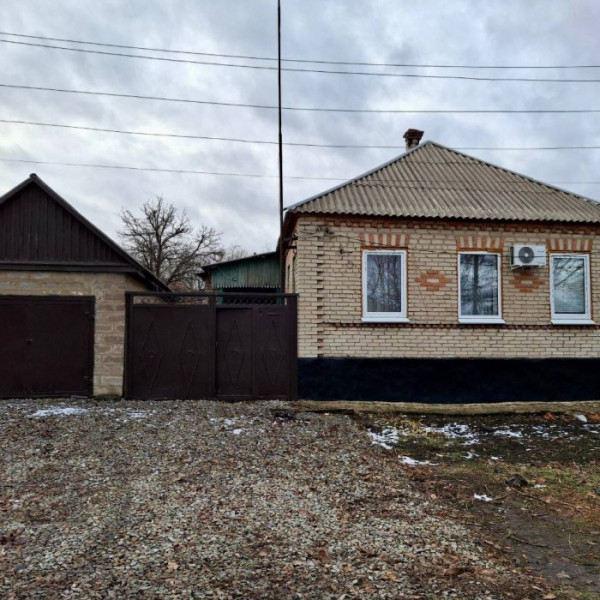Продам кирпичный дом в Красном Яру