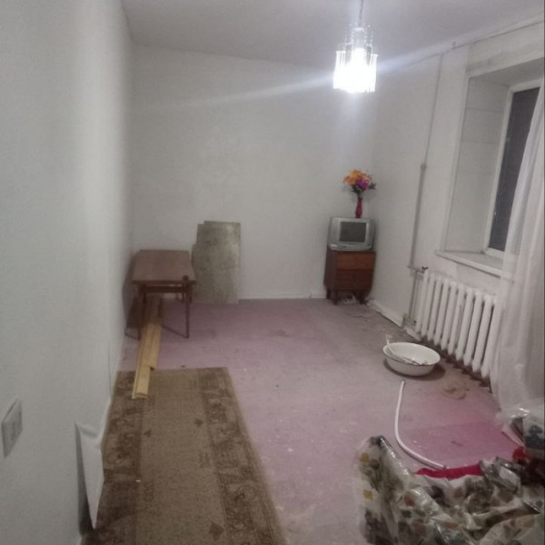 Продам двухкомнатную квартиру в кирпичном доме на кв. Героев Сталинграда