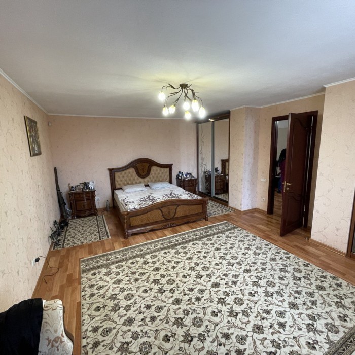 Фото ! Цена снижена с 25 млн. до 19 млн. руб. ! Продам 2- х этажный дом (290кв. м. ), в г. Луганске по ул. Барвинковая (р- н МРЭО).