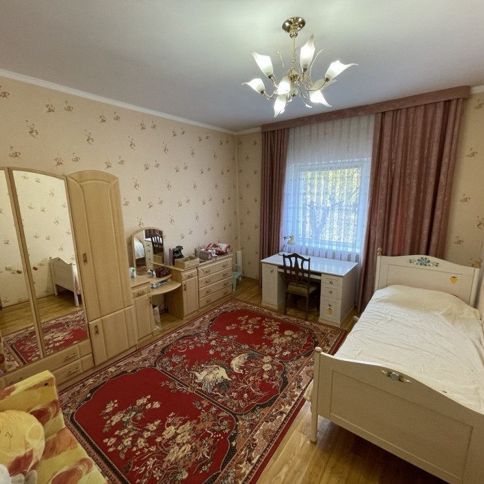 Фото ! Цена снижена с 25 млн. до 19 млн. руб. ! Продам 2- х этажный дом (290кв. м. ), в г. Луганске по ул. Барвинковая (р- н МРЭО).