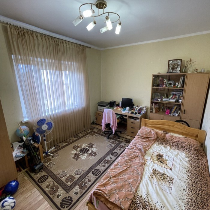 Фото ! Цена снижена с 25 млн. до 19 млн. руб. ! Продам 2- х этажный дом (290кв. м. ), в г. Луганске по ул. Барвинковая (р- н МРЭО).
