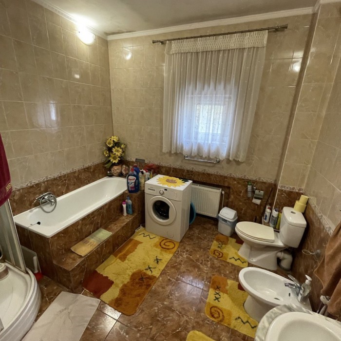 Фото ! Цена снижена с 25 млн. до 19 млн. руб. ! Продам 2- х этажный дом (290кв. м. ), в г. Луганске по ул. Барвинковая (р- н МРЭО).