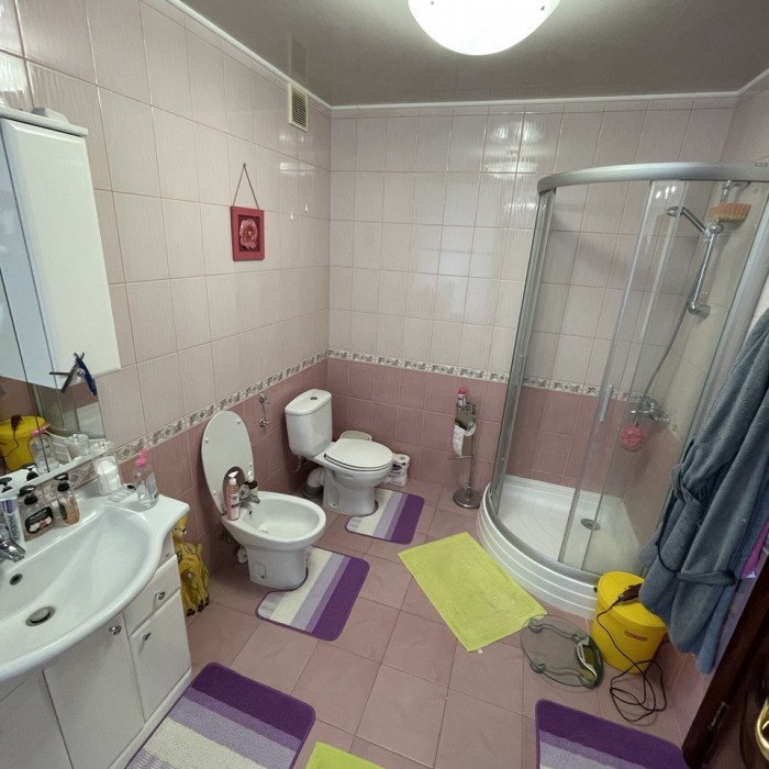 Фото ! Цена снижена с 25 млн. до 19 млн. руб. ! Продам 2- х этажный дом (290кв. м. ), в г. Луганске по ул. Барвинковая (р- н МРЭО).