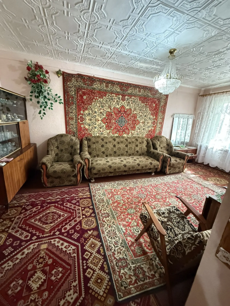 Продаётся 3-комнатная квартира в городе Стаханов, ул. А. Стаханова, д. 1.